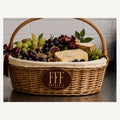 La Table — grand panier en osier Triple F garni de raisins, figues, mûres, fromages affinés et fleurs