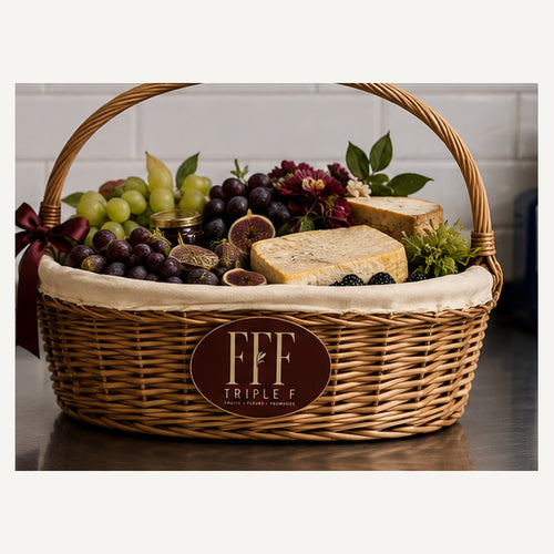 La Table — grand panier en osier Triple F garni de raisins, figues, mûres, fromages affinés et fleurs